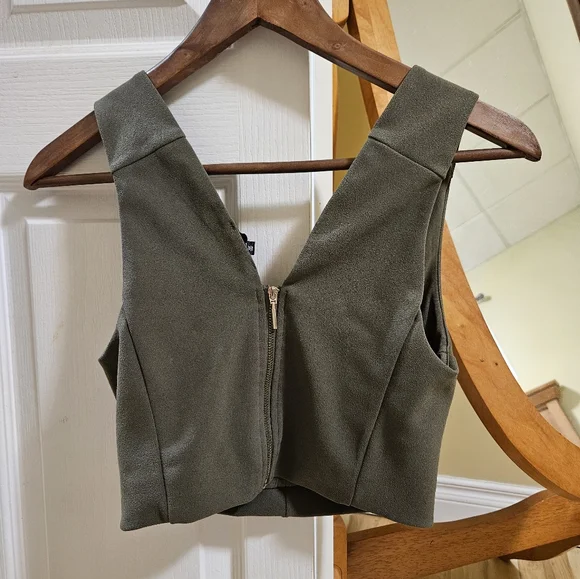 Dynamite Army Green Crop Top in XS - Picture 2 of 4